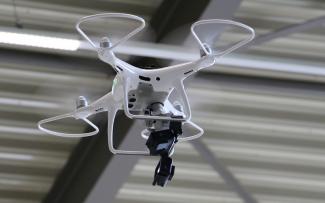 IPH entwickelt erste selbstfliegende Drohne für den Indoor-Bereich