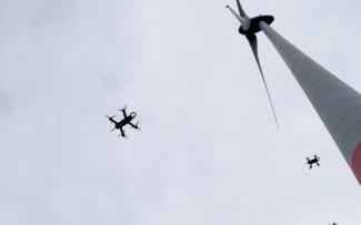 Mit einem Drohnenschwarm – DLR misst Strömungsphänomene an Windanlagen
